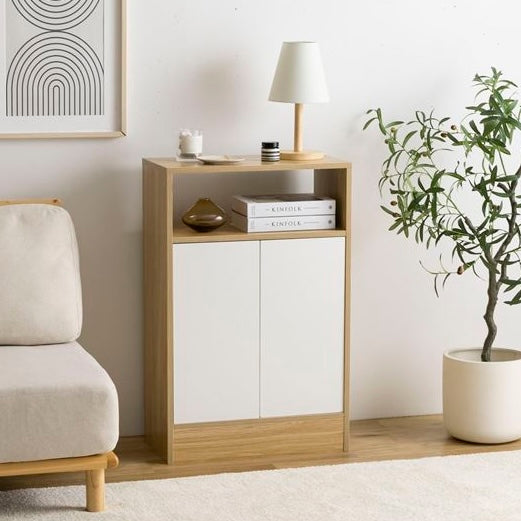 白とナチュラルウッドのバイカラーの扉付きの収納とオープン棚が組み合わさったキャビネットを部屋の中でソファの横に置いている