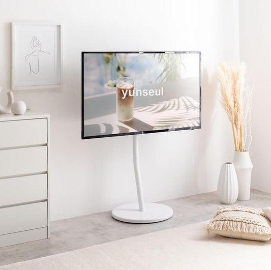 ホワイトのキャスター付きテレビスタンドを部屋に置いている様子