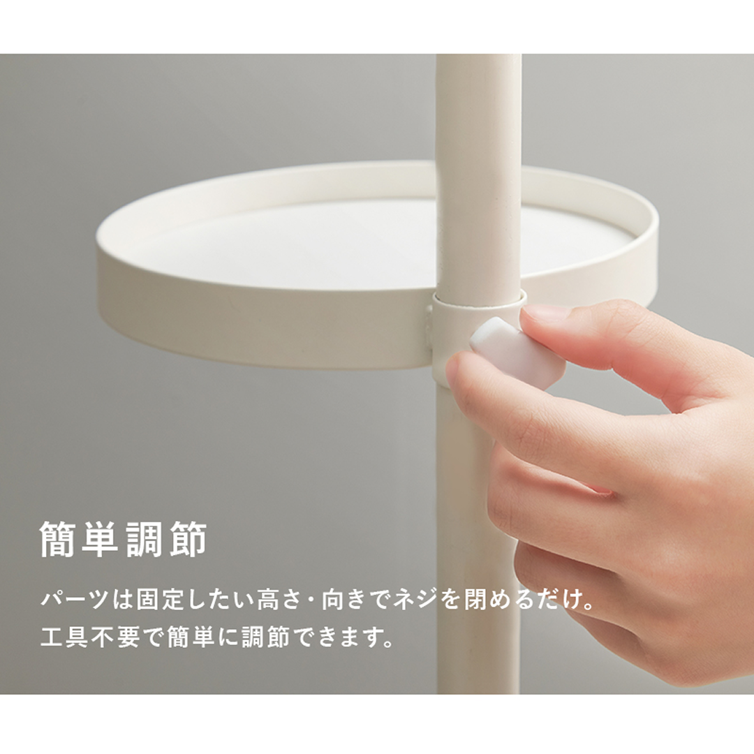白い丸型の突っ張りポールラックに調整可能なクランプ機構で取り付けられた円形棚