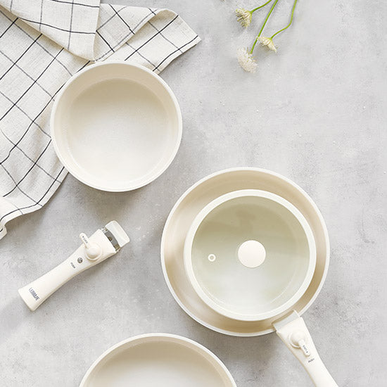 取手も蓋も本体も真っ白でお洒落な鍋4点セット（取手、フライパン、片手深鍋、蓋）