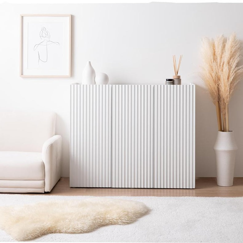 波型扉のホワイトのキャビネットの上に白の花瓶やディフューザーが置かれてある様子