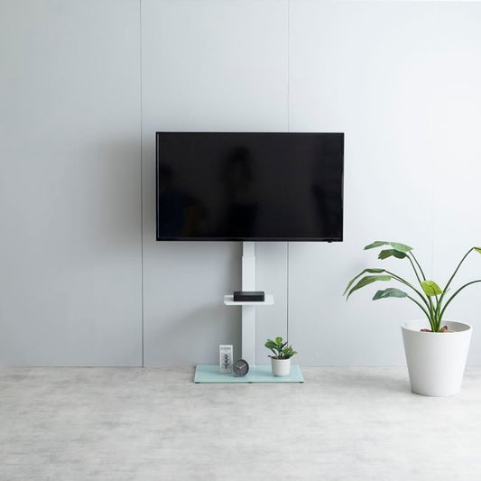 ラック付きのホワイトのテレビスタンドが壁に寄せられている様子