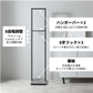 黒いフレームと石目調の棚板がある自立式ハンガーラック。高さ調整可能な2本のバーとS字フック付き。