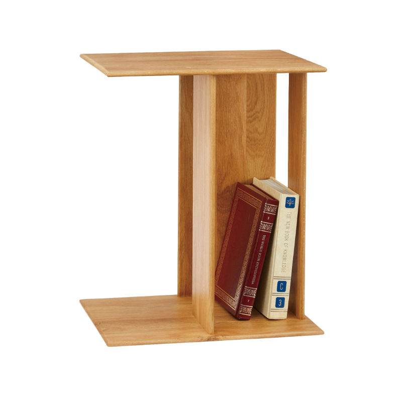 本が収納されたラック付きオークサイドテーブルを白抜きで写している写真