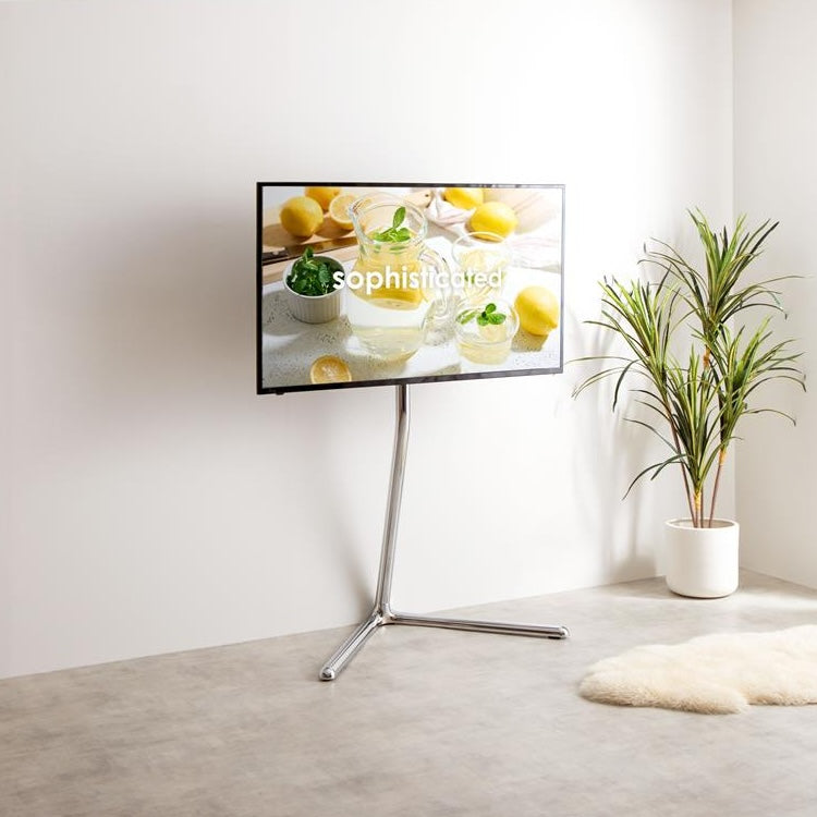 シルバーポールのテレビスタンドにテレビを掛けて部屋に置いている様子