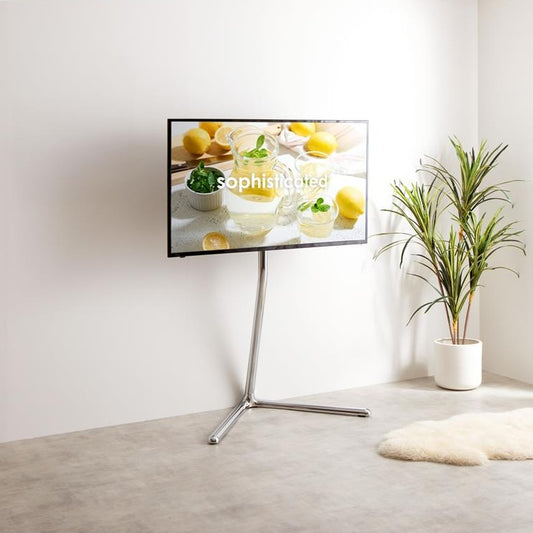 シルバーポールのテレビスタンドにテレビを掛けて部屋に置いている様子