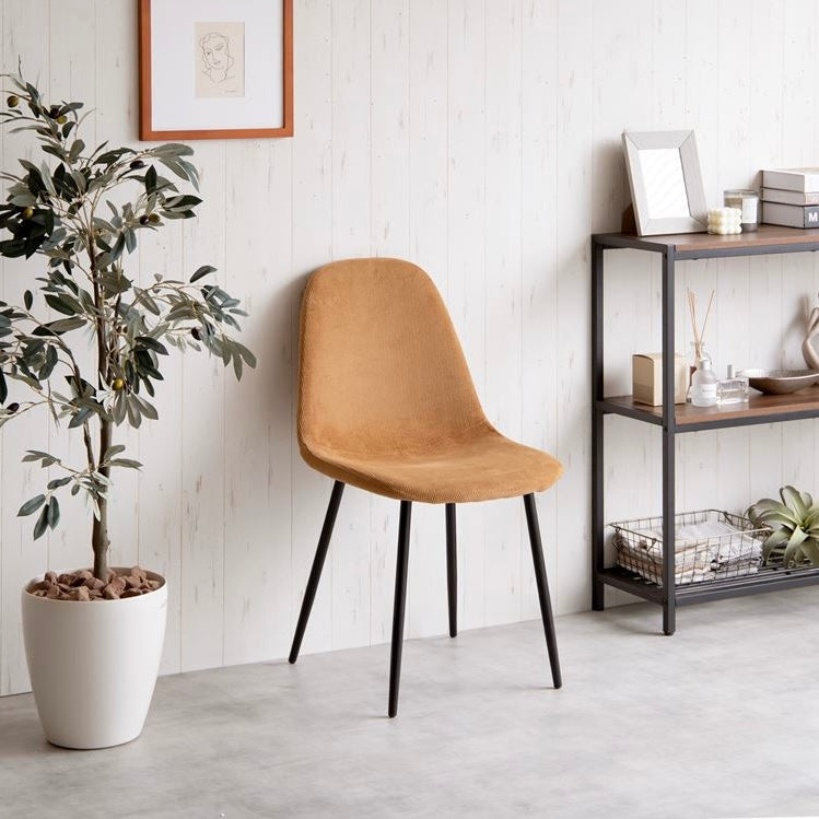 座面がコーデュロイ生地の椅子が置かれている