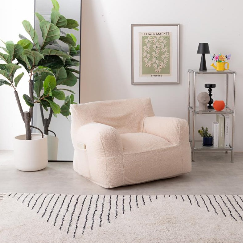 アイボリーの1人掛けビーズクッションが部屋に置かれている様子