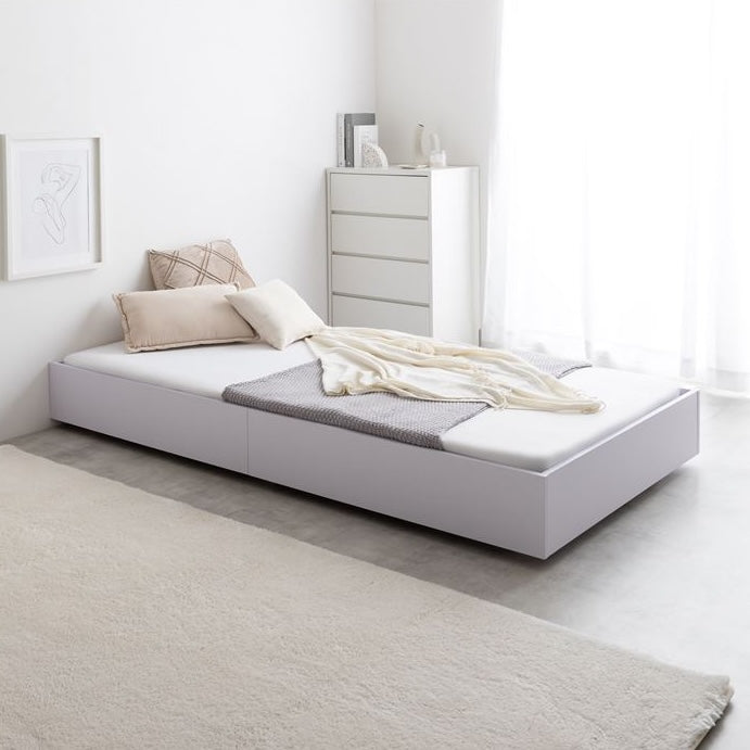 マットレスがズレにくい「ドロップマット構造」の白のローベッドフレームを部屋で使っている