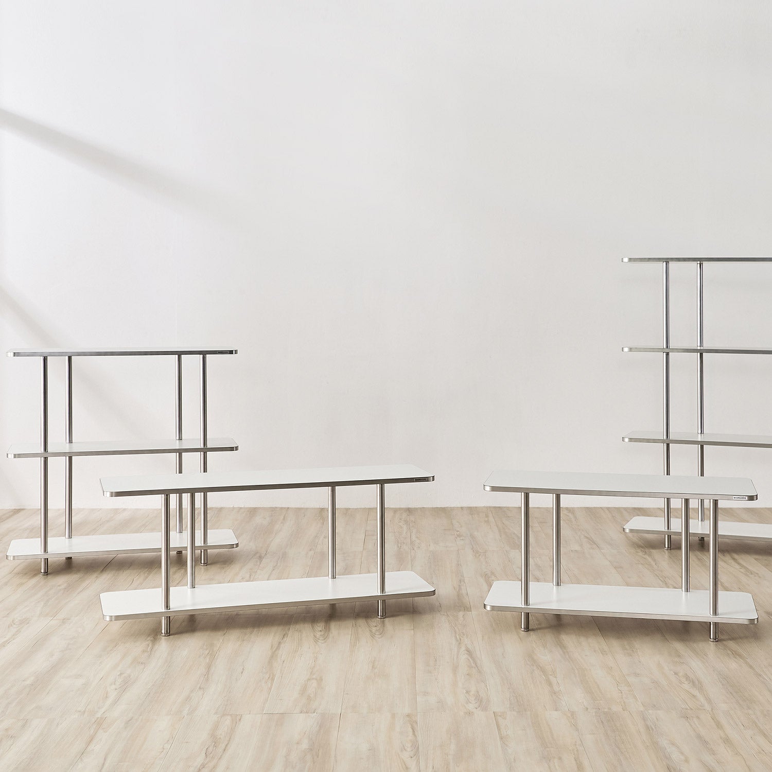 2段、3段、4段のホワイトのオープンシェルフ