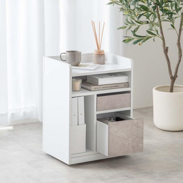 白い4つの収納スペースが付いたサイドテーブルにもなる収納ワゴンが部屋の中に置かれている