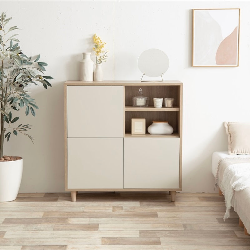 リビングに置かれたキャビネットにインテリアが飾られている