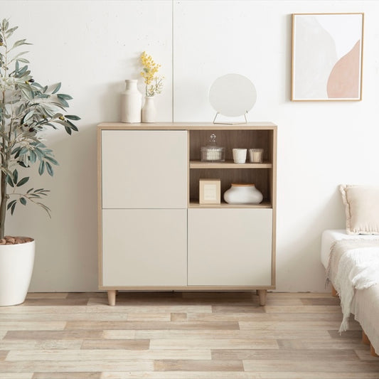 リビングに置かれたキャビネットにインテリアが飾られている