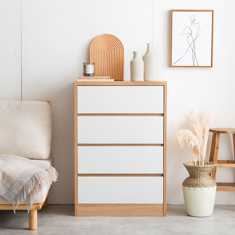 白とナチュラルウッドのバイカラーのチェストを部屋の中でソファの横に置いている