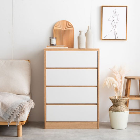 白とナチュラルウッドのバイカラーのチェストを部屋の中でソファの横に置いている