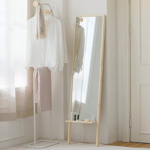 Roomnhomeの天然木フレームミラーはライトウッドの細長い全身鏡で底に小さな棚付きです。