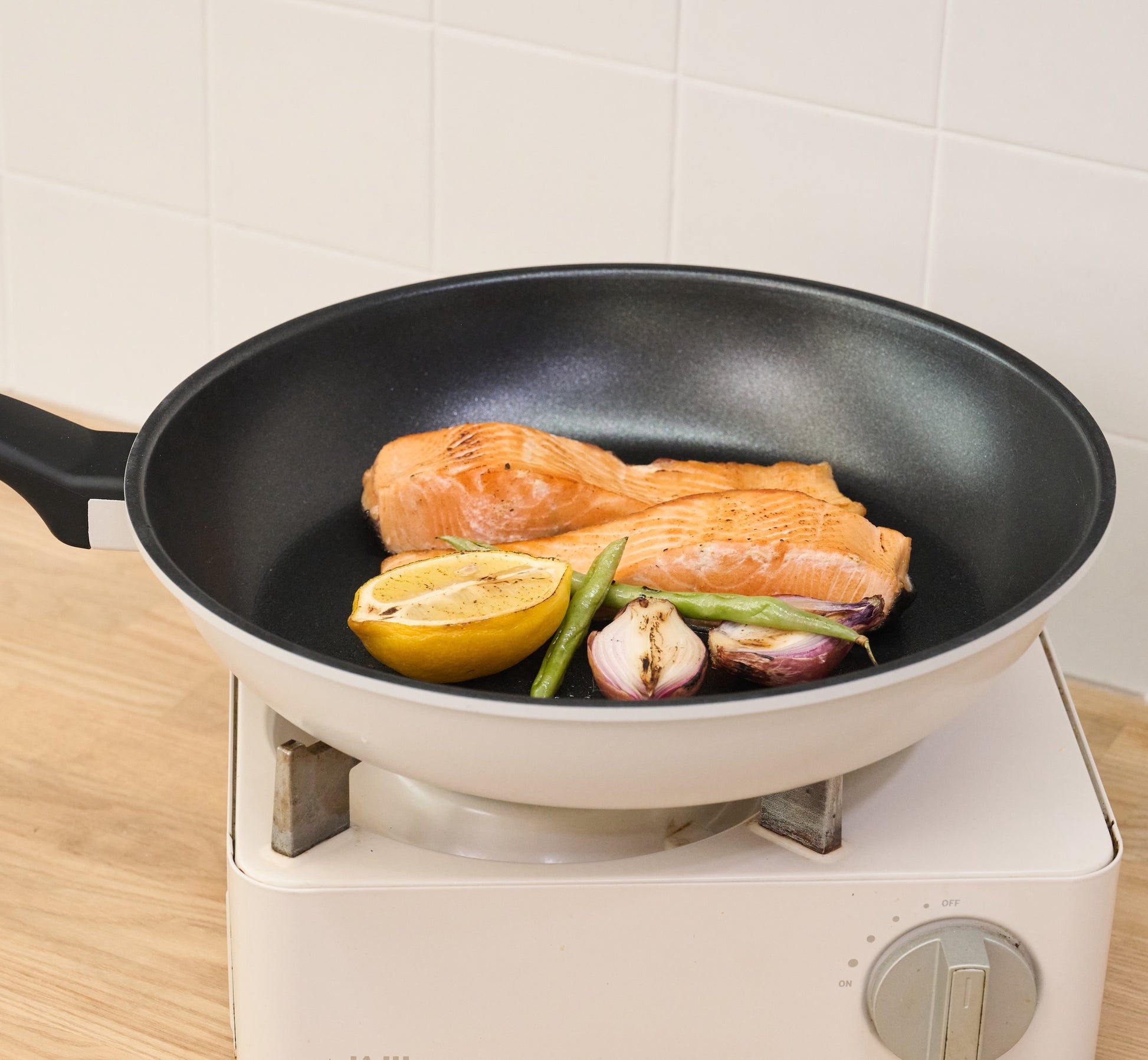 白と黒のモノクロカラーのお洒落なフライパン