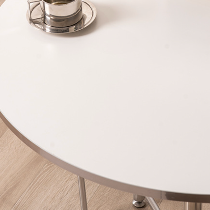 白の丸いカフェテーブルの表面を拡大した写真