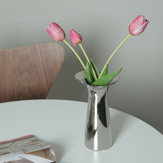 シルバーの花瓶にピンクのチューリップが飾られている写真