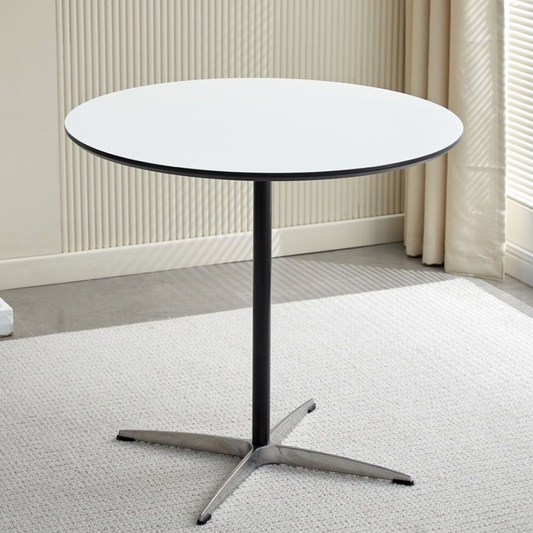白くて丸いカフェテーブルを写した写真