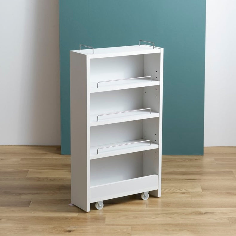 隙間に収まる白の収納ワゴンの写真