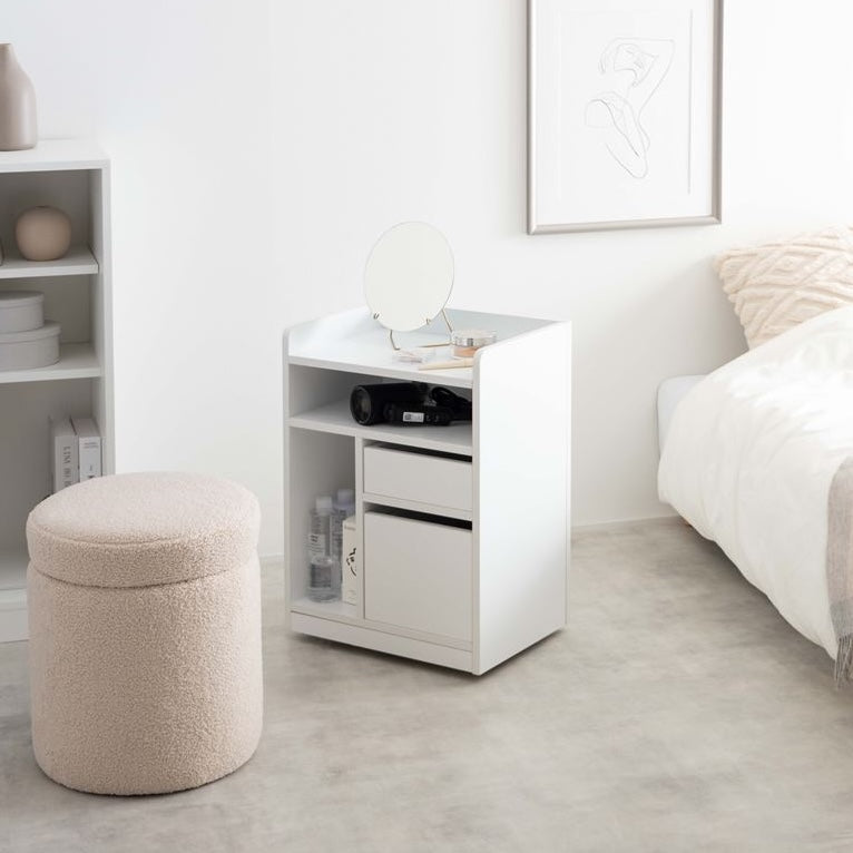 4つの収納スペースが付いたサイドテーブルにもなる収納ワゴンが部屋の中で活用されている