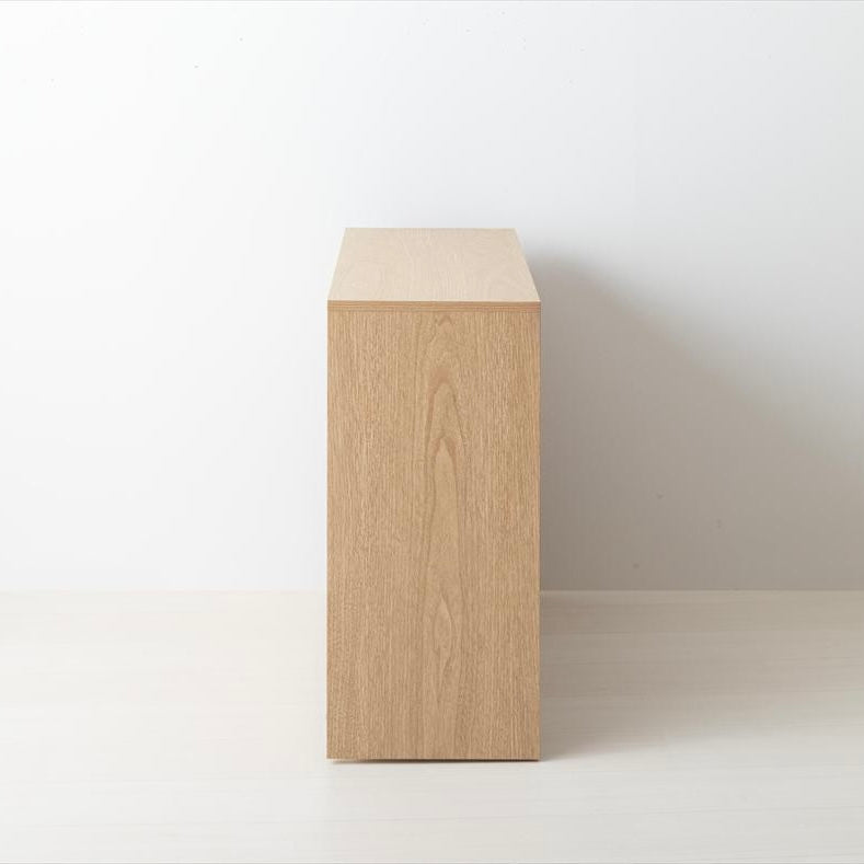 キャスターがついたナチュラルのチェストの側面