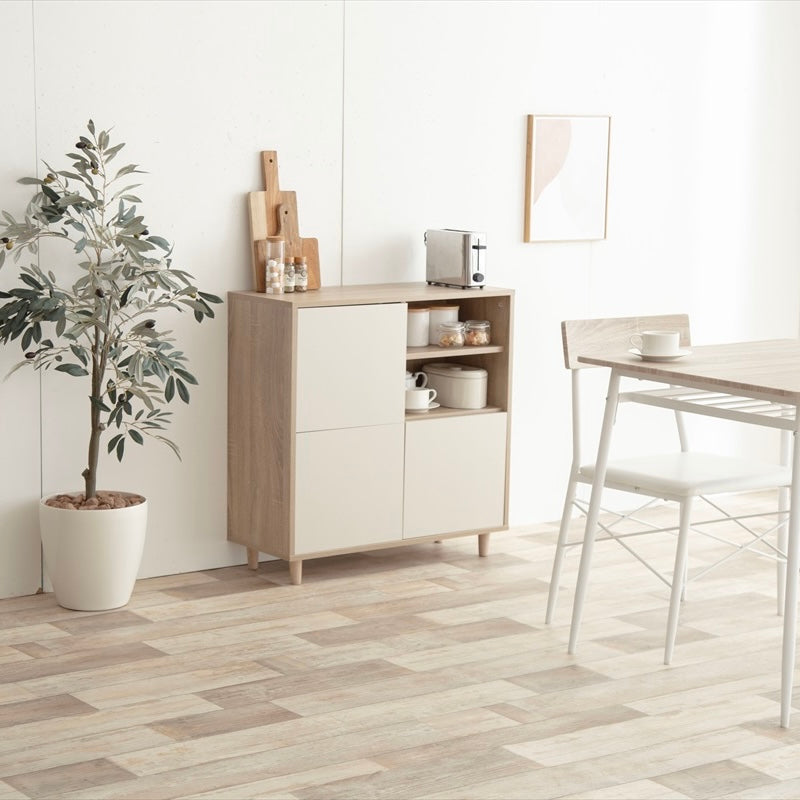 リビングに置かれたキャビネットにキッチン用品が置かれている