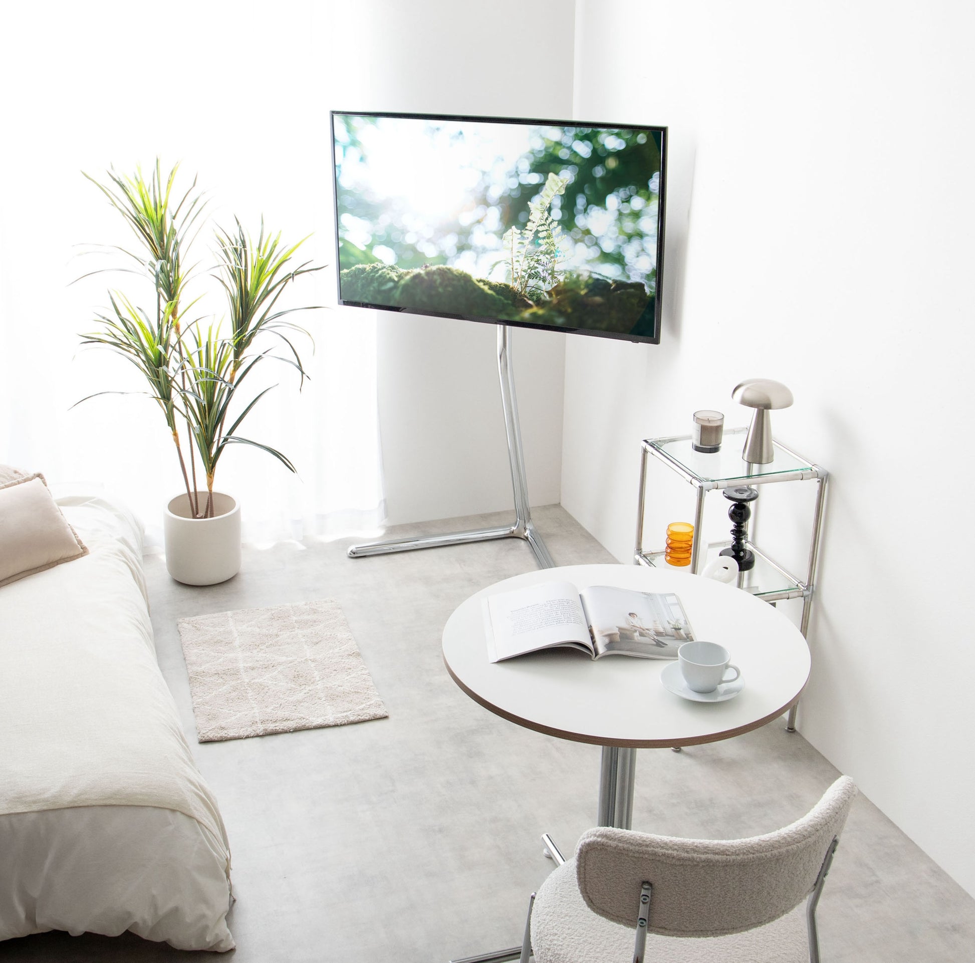 シルバーポールのテレビスタンドを部屋の隅に置いている様子