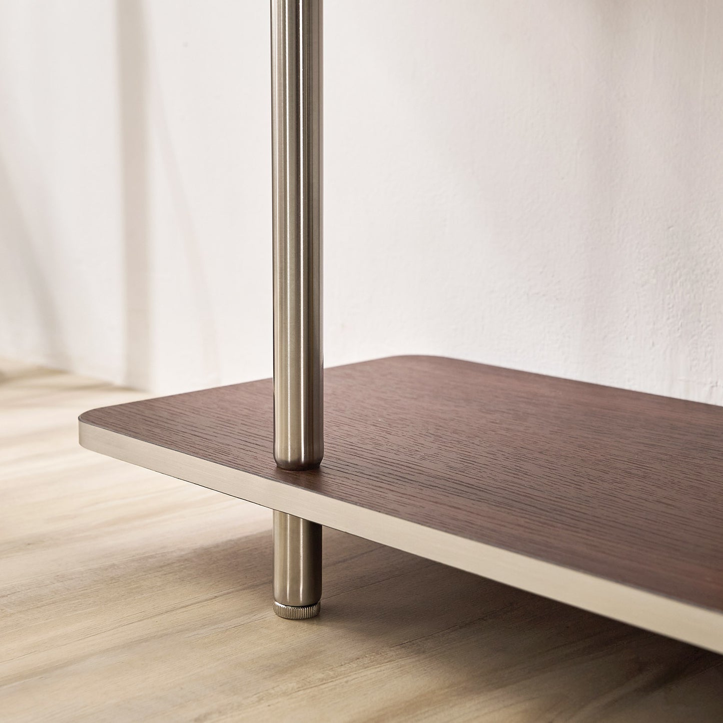 ブラウンのオープンシェルフのシルバーフレーム部分