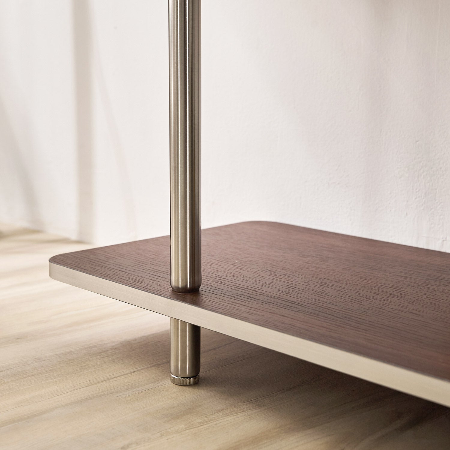 ブラウンのオープンシェルフのシルバーフレーム部分