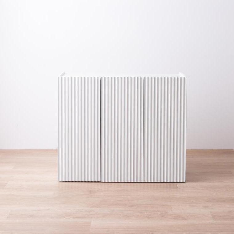 波型扉のホワイトのキャビネット