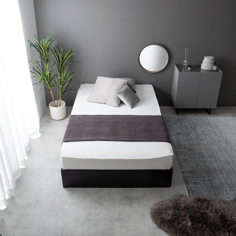 シンプルな黒のベッドフレームをシックな雰囲気の部屋で使っている