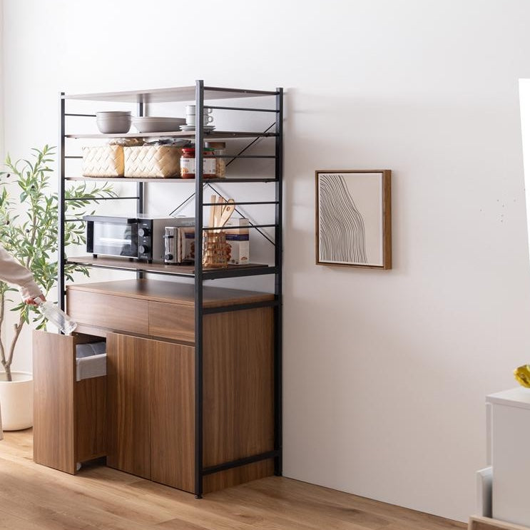 ゴミ箱とキッチンボードが一体となった収納家具とオープンラックを組み合わせて縦の空間を活かした収納家具をリビングで使っている写真