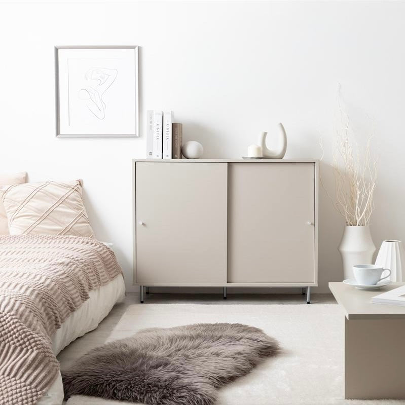 寝室に置かれた扉がスライド式の棚