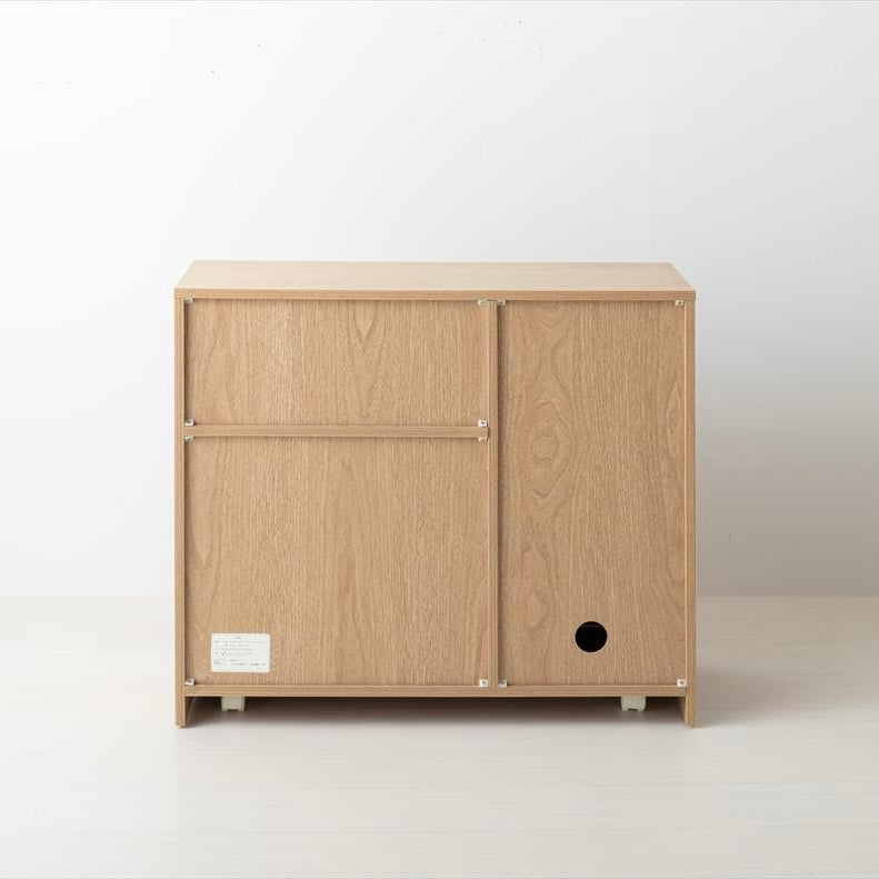 キャスターがついたグレーのチェストの裏面