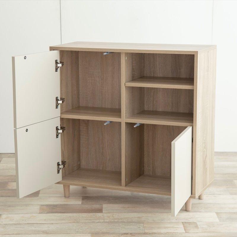 キャビネットの扉が開かれている