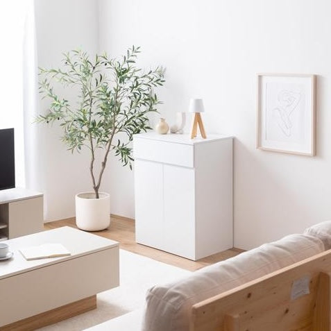 木目がナチュラルなカラーのゴミ箱とキッチンボードが一体となった収納家具をリビングで使っている写真