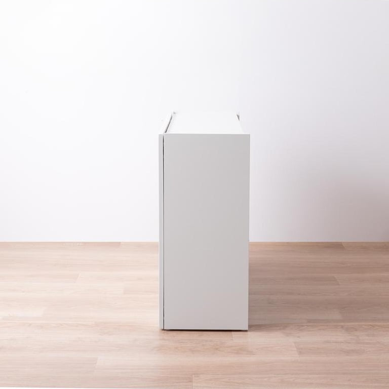 波型扉のホワイトのキャビネットの側面