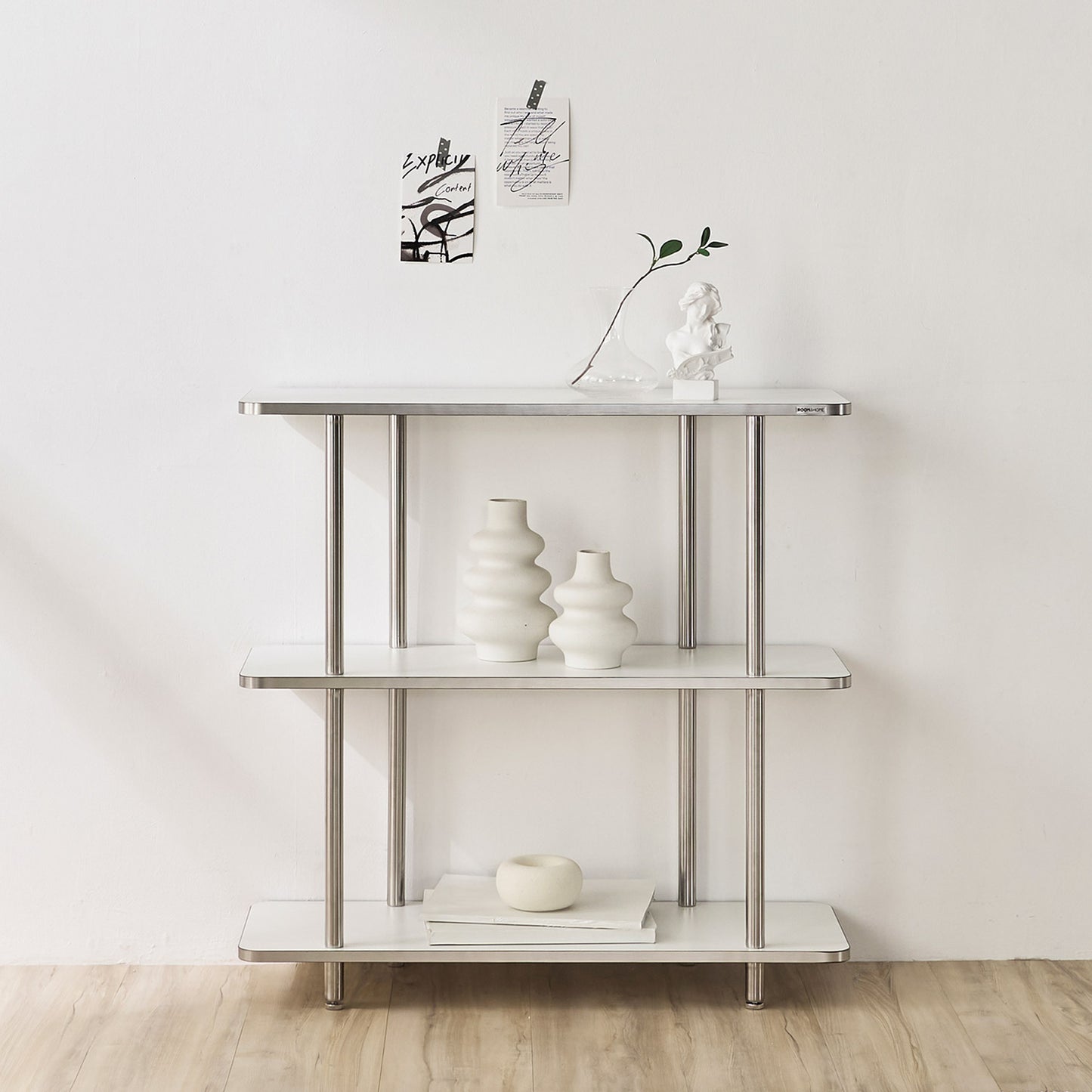 3段ホワイトのオープンシェルフに花瓶や置物を置いている様子