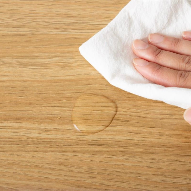 木目柄のバイカラーキャビネットの天板に滴る水滴