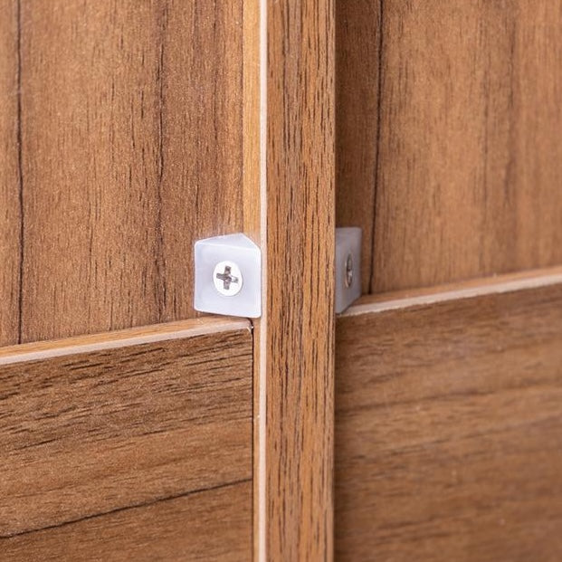 ゴミ箱とキッチンボードが一体となった収納家具の背面の留め具のアップ