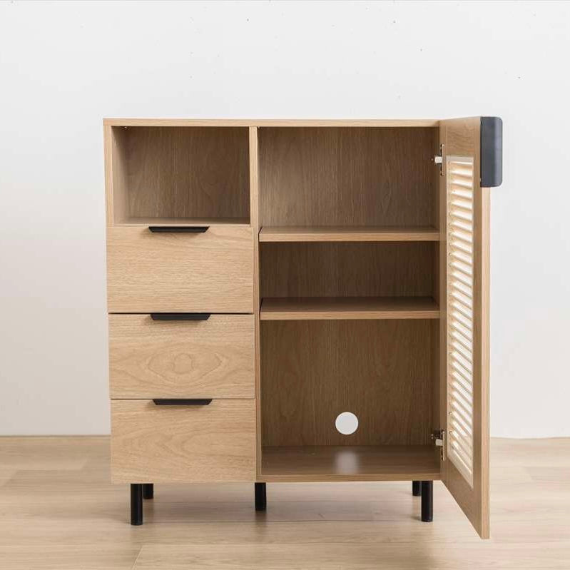 ルーバー扉とひき引き出し収納がついたキャビネットの中
