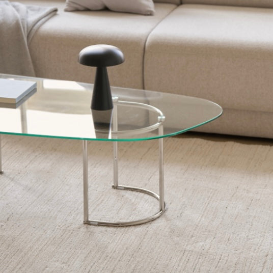 ガラス天板のニュアンスローテーブルがリビングに置かれている様子