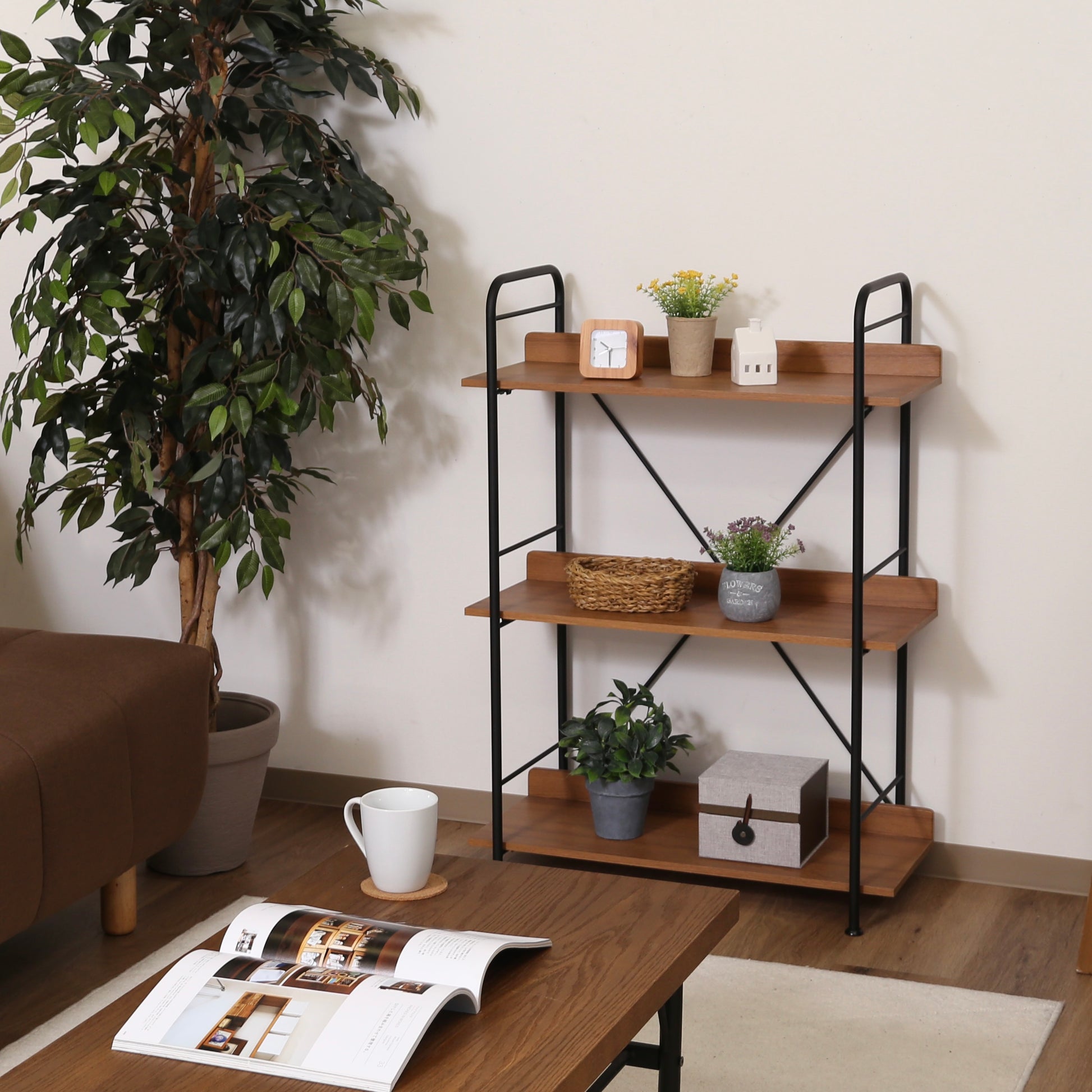ウッド素材とブラックフレームの3段のオープンシェルフがリビングに置かれている様子