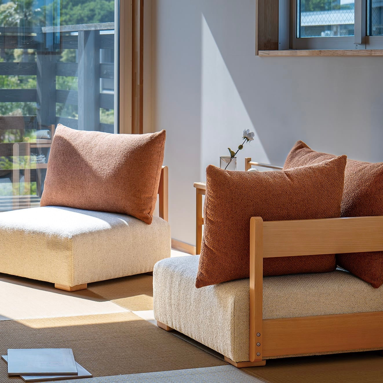 木製フレームのテラコッタオレンジのソファが畳の部屋に置かれている様子