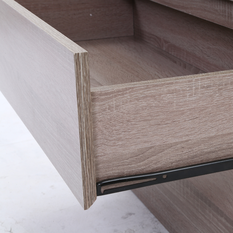 4段チェストグレーの引き出し内部の側面を写している様子