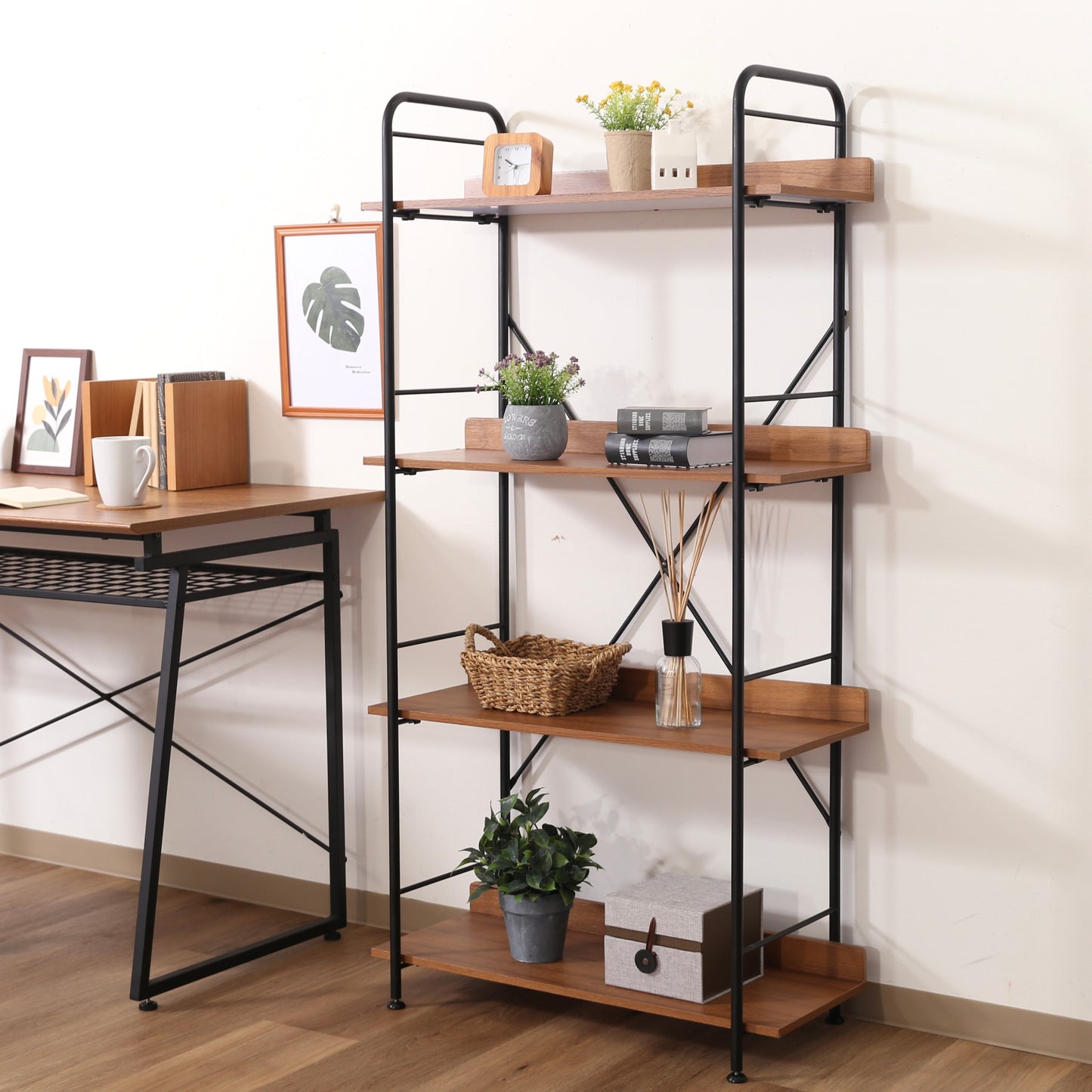 ウッド素材とブラックフレームの4段のオープンシェルフがデスク横に置かれている様子