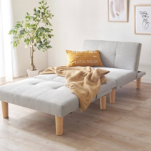 4wayで使えるリクライニング式のソファベッドがベッドとして使われている様子