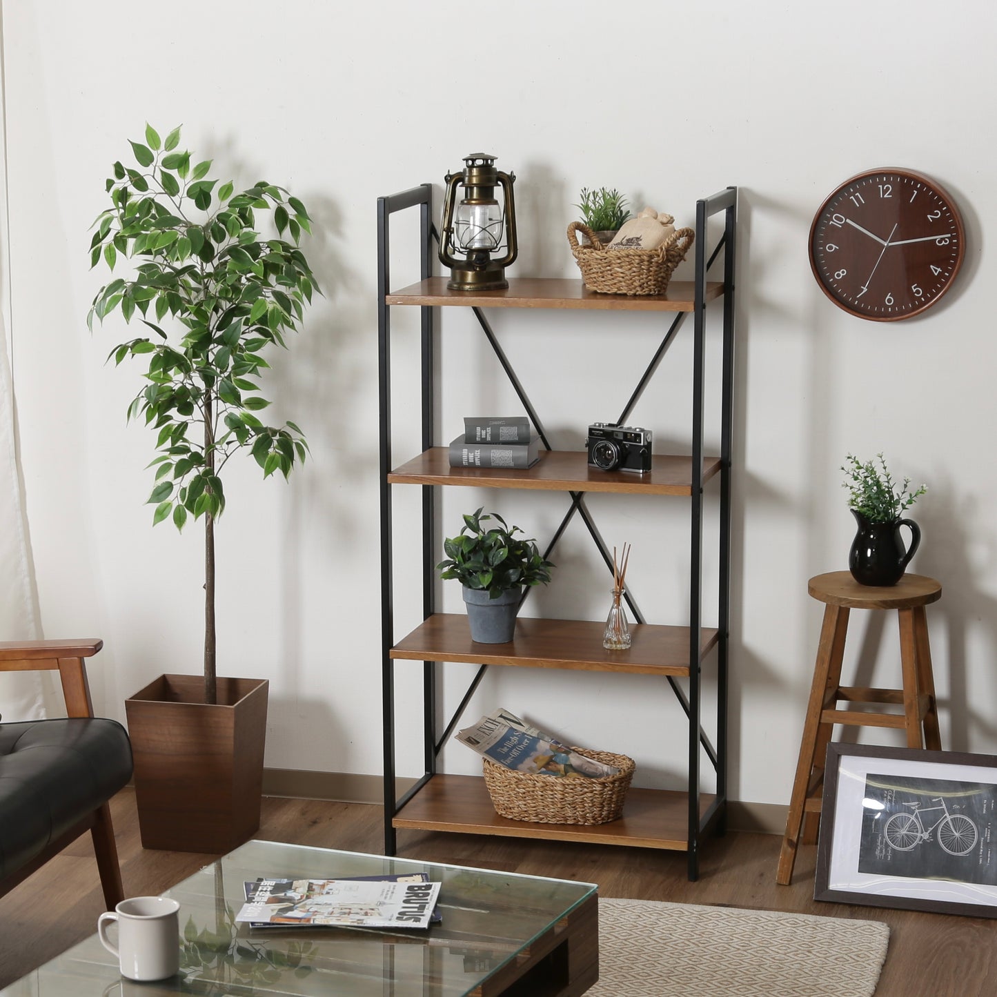 ウッド素材の天板と黒スチールのフレームの4段シェルフがリビングに置かれている様子